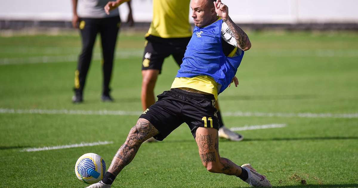 Everton Cebolinha retorna aos treinos e pode enfrentar o Criciúma