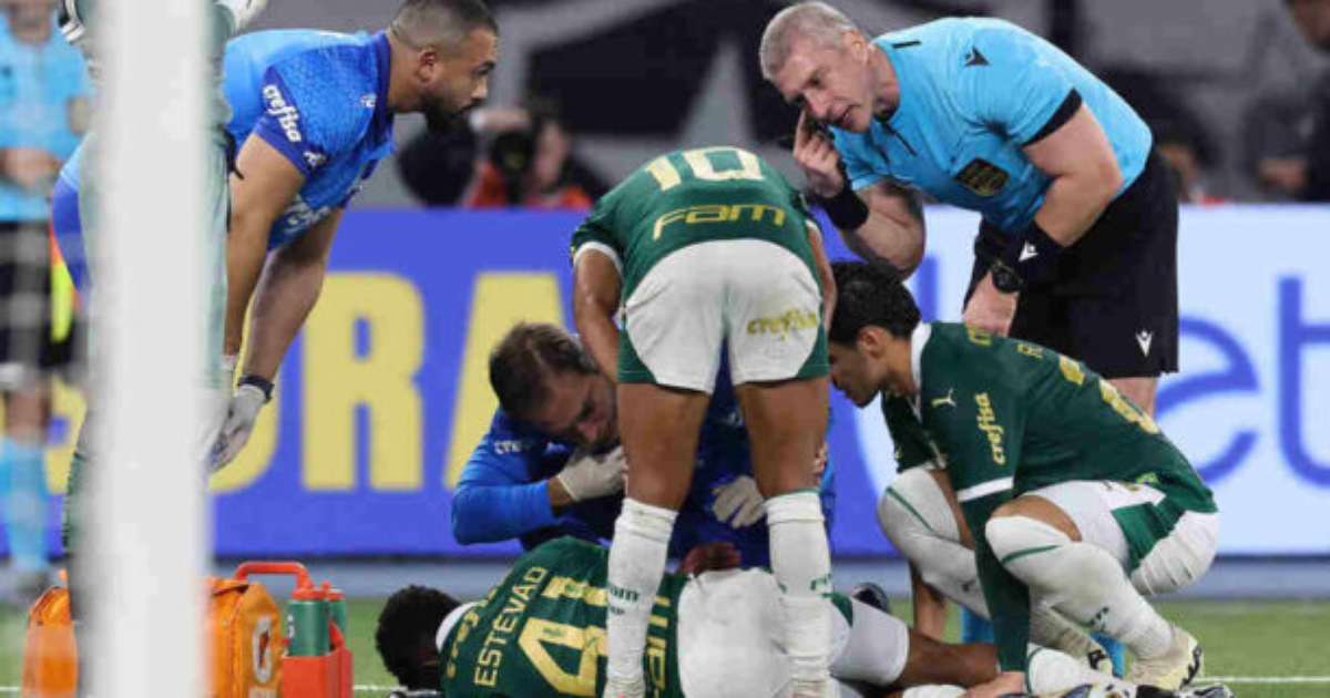 Estêvão, jogador do Palmeiras, sofre torção no joelho e tornozelo esquerdos