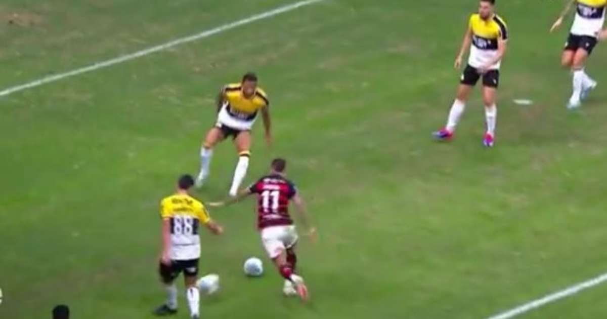 Ex-árbitro analisa polêmica do pênalti a favor do Flamengo durante partida.