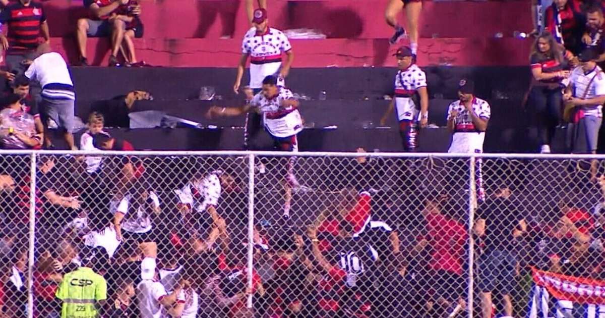 Brigas entre torcedores do Flamengo durante confronto contra o Vitória no Brasileirão.