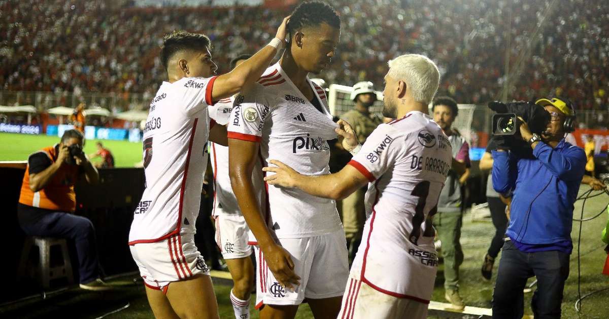 Carlinhos celebra gol em homenagem à torcida rubro-negra: Apoio fundamental