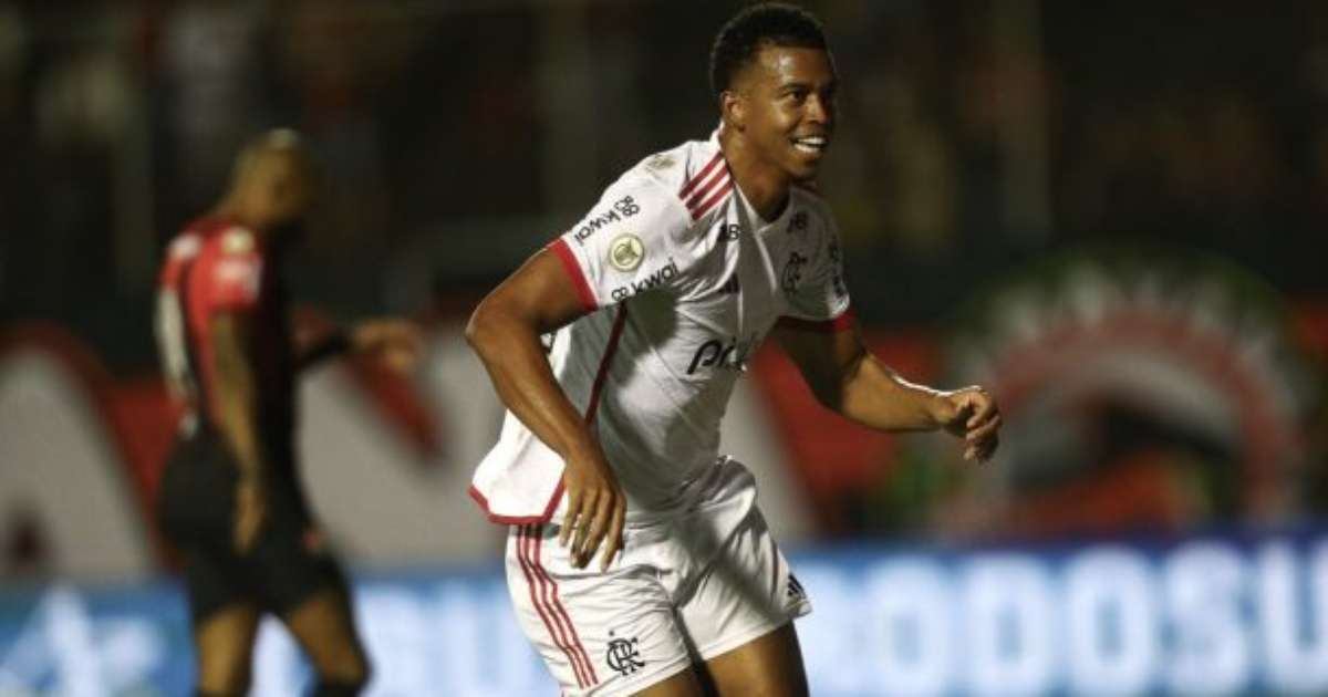 Carlinhos destaca coletivo do Flamengo após gol decisivo na partida.