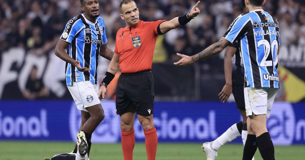 Dirigente do Grêmio perde controle durante empate com Corinthians avaliado pelo árbitro.