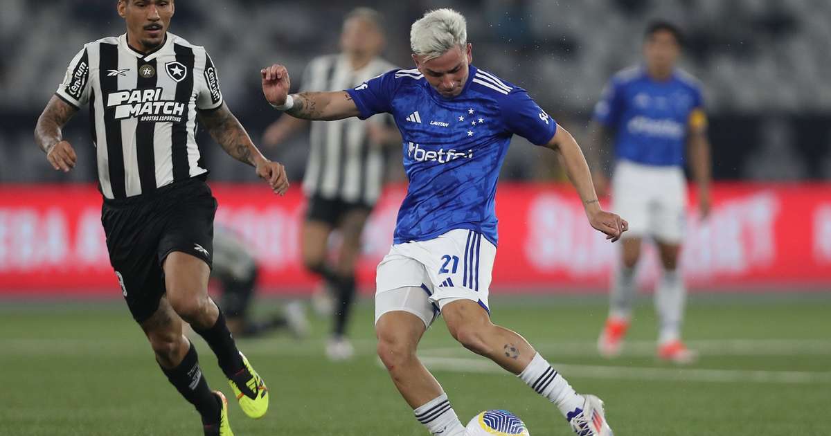 Cruzeiro surpreende líder Botafogo e se aproxima do G4 fora de casa