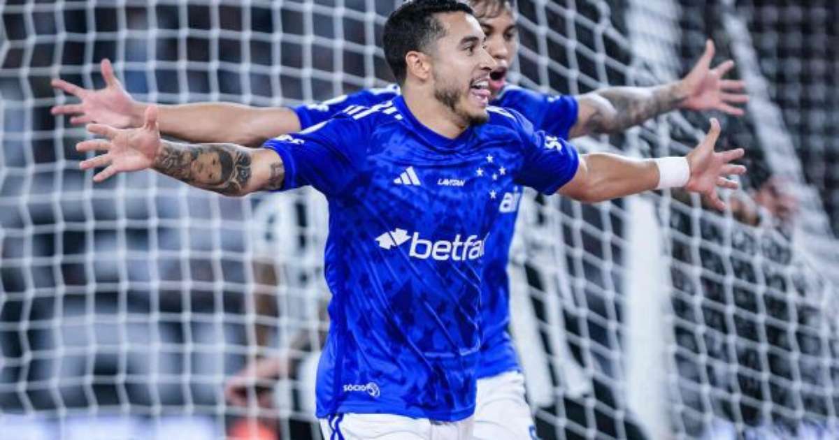 Cruzeiro goleia Botafogo e se coloca na disputa pelo título brasileiro.