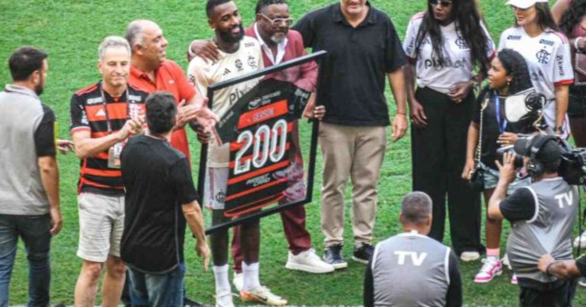 Gerson recebe homenagem por alcançar marca histórica de 200 jogos no Flamengo