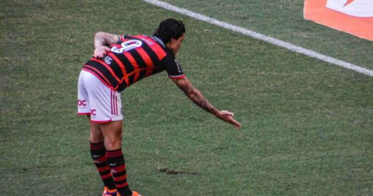 Flamengo assume liderança do Brasileirão com vitória em casa.