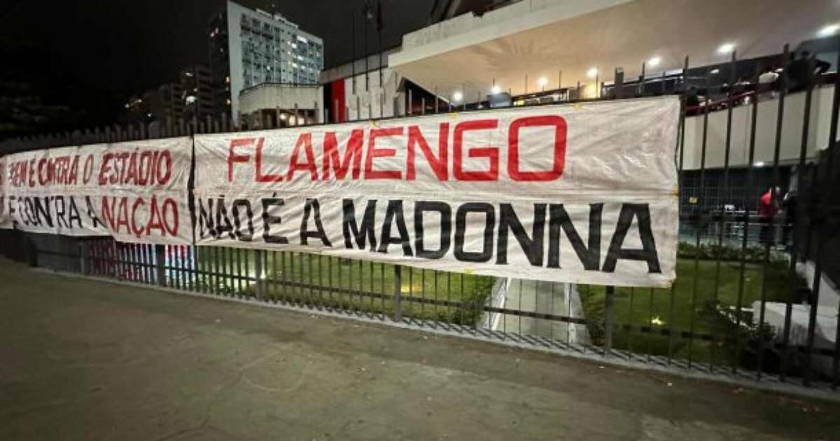 Torcedores do Flamengo manifestam apoio com faixas na sede do clube.