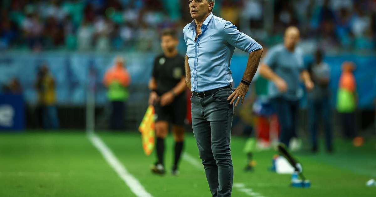 Renato responde críticas do Vasco à arbitragem em vitória do Grêmio.