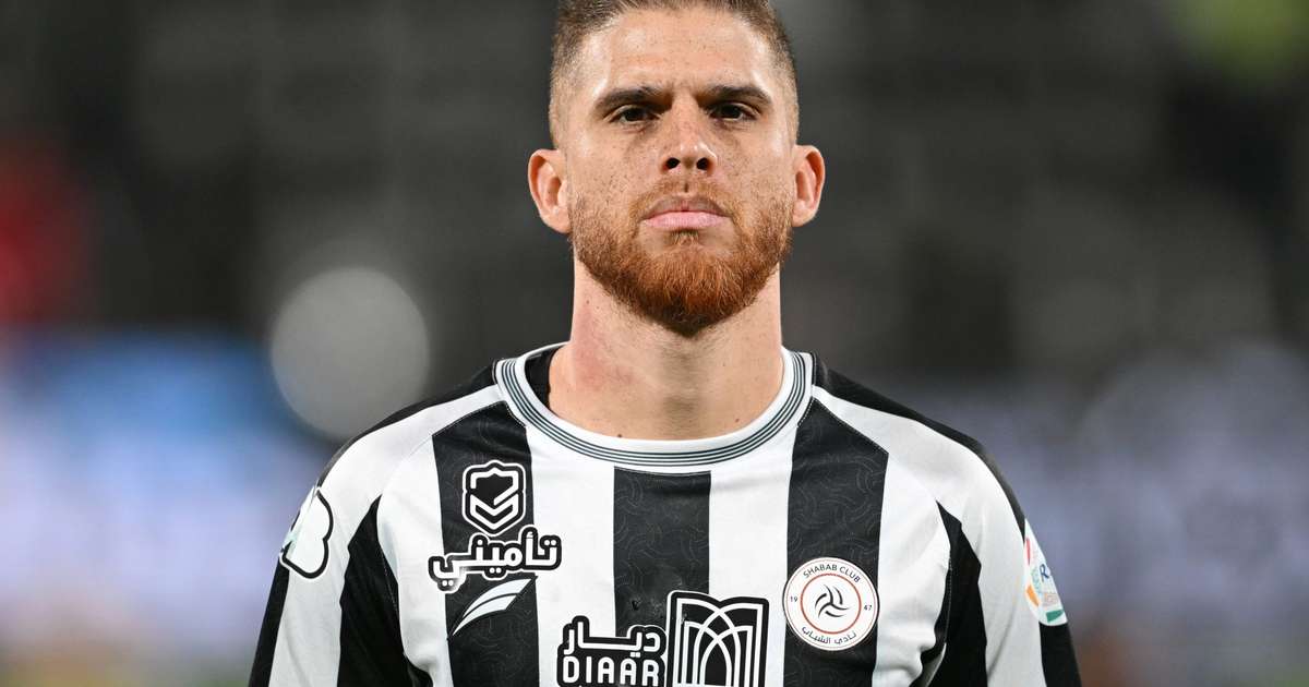 Corinthians encaminha transferência de Cuéllar após acordo com jogador.