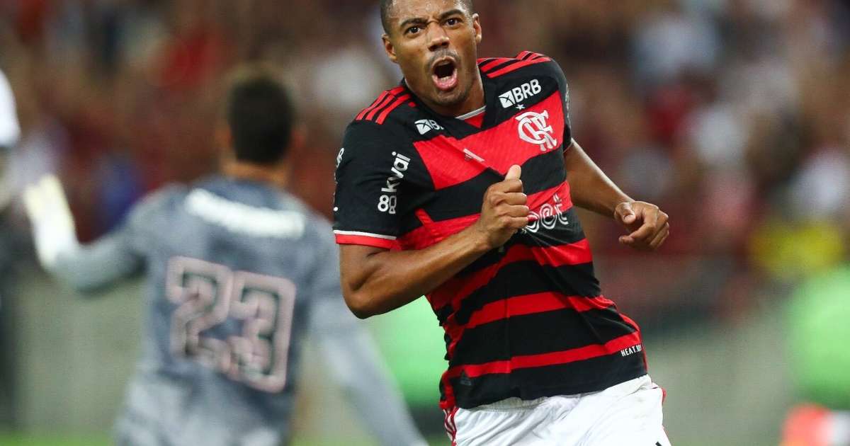 De La Cruz retorna ao time titular do Flamengo ao lado da zaga completa