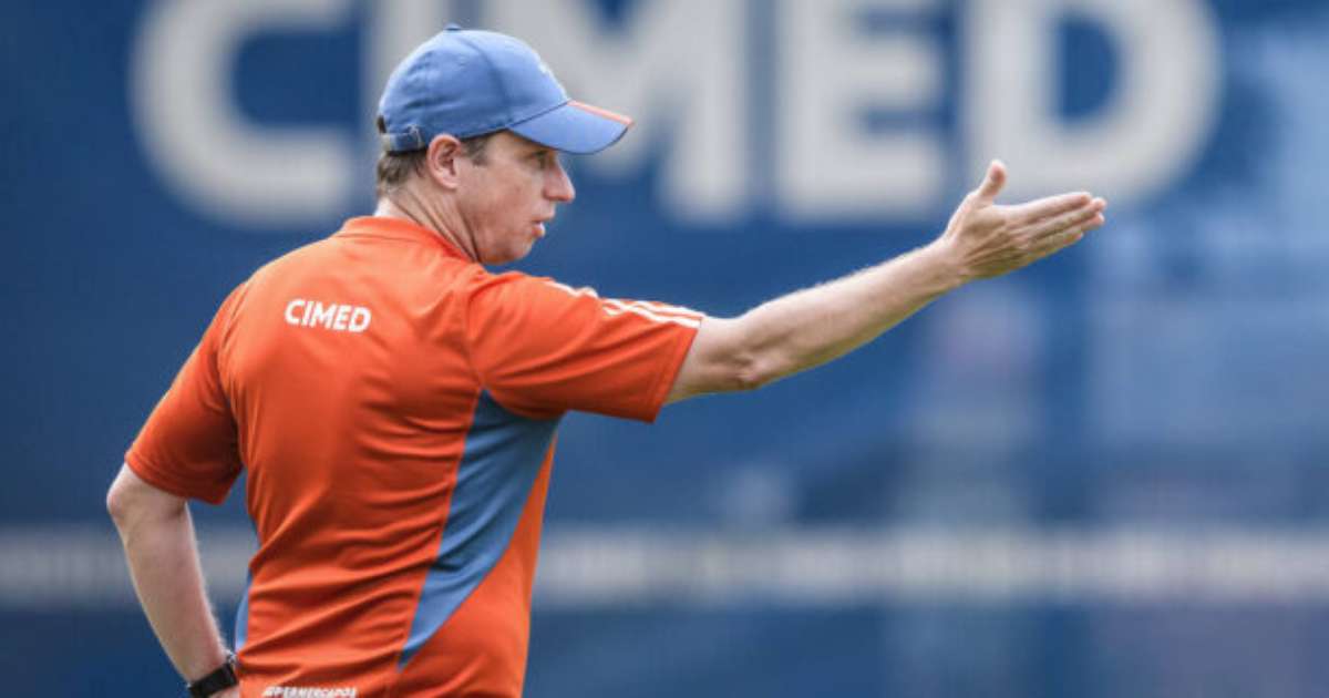 Cruzeiro retorna aos treinos e Fernando Seabra espera elenco reforçado.