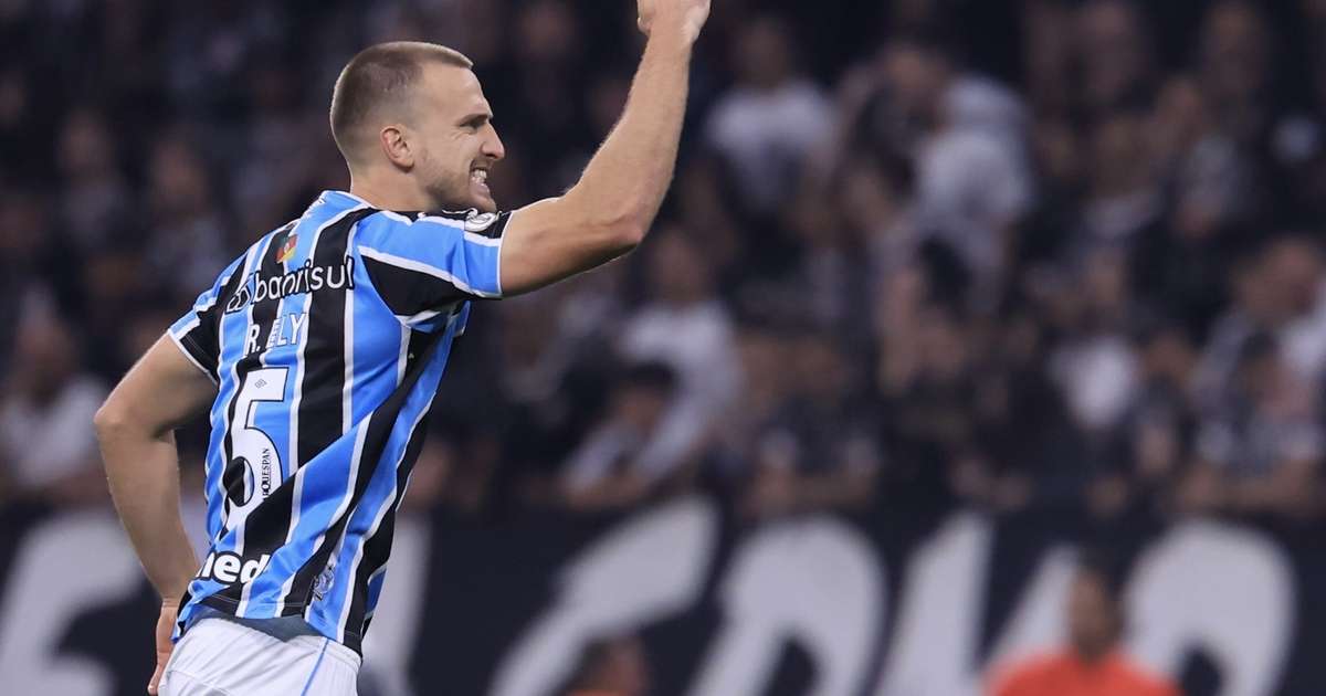 Consolidação de Rodrigo Ely no setor defensivo do Grêmio: críticas superadas e crescimento.