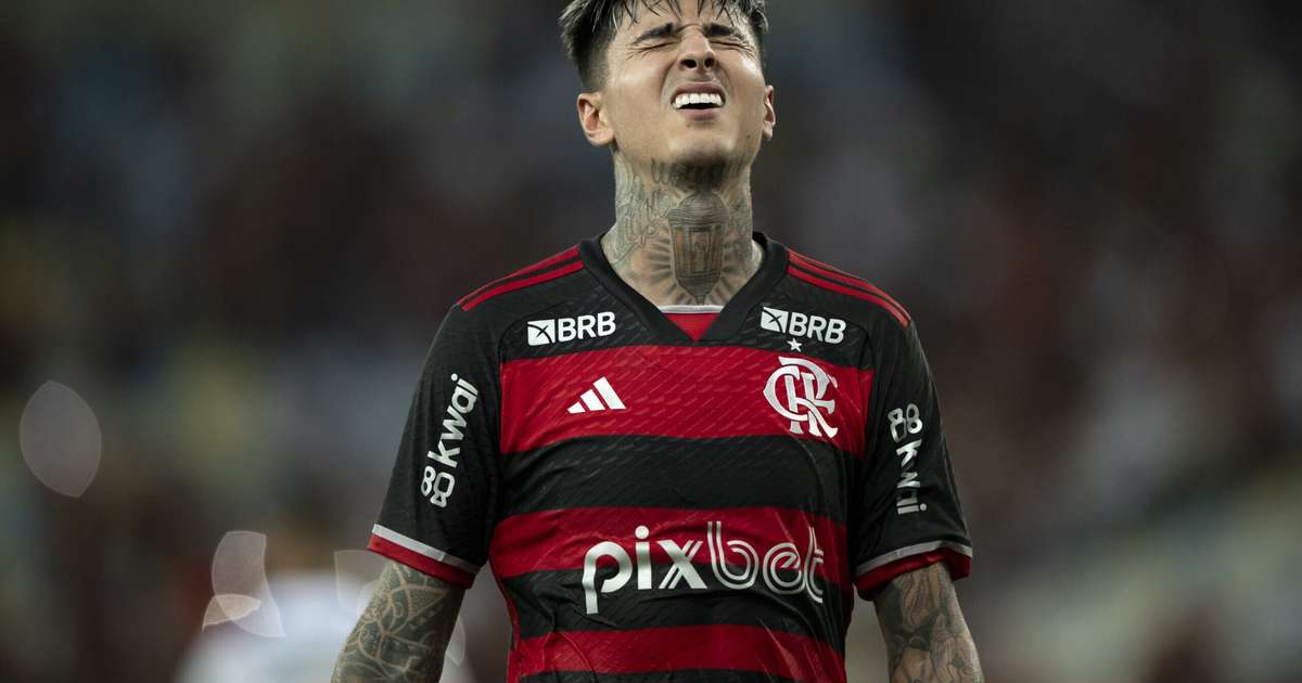 Var não detecta, Pulgar do Flamengo brinca com foto do tornozelo.
