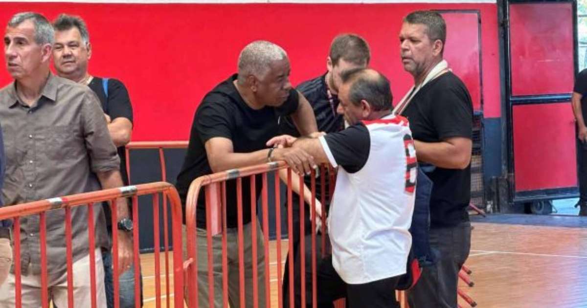 Emocionado, Andrade elogia despedida de Adílio: Figura admirável no mundo do futebol