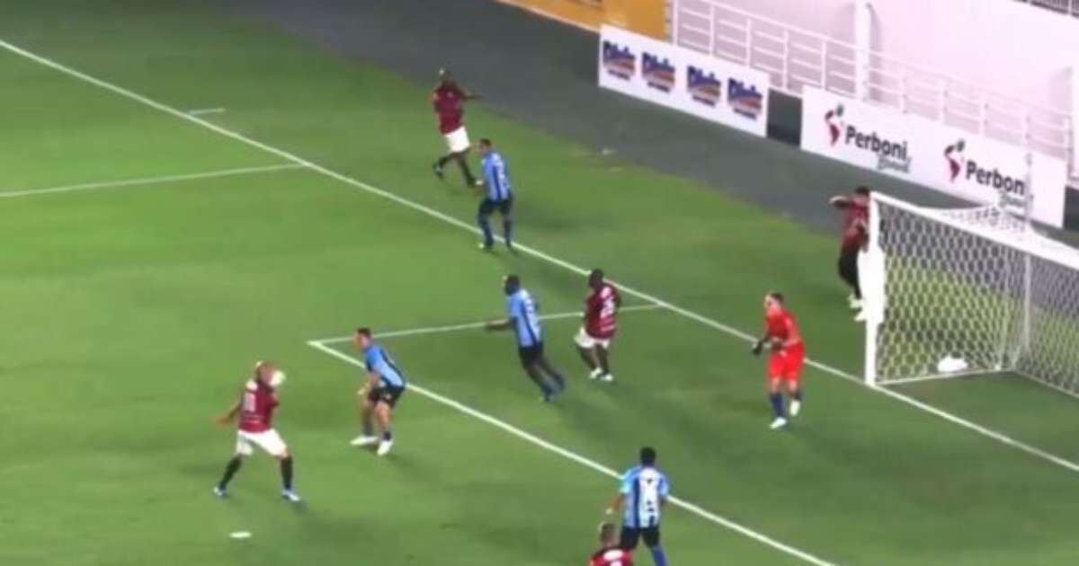 Adriano marca golaço em partida comemorativa pelos 15 anos do título nacional.