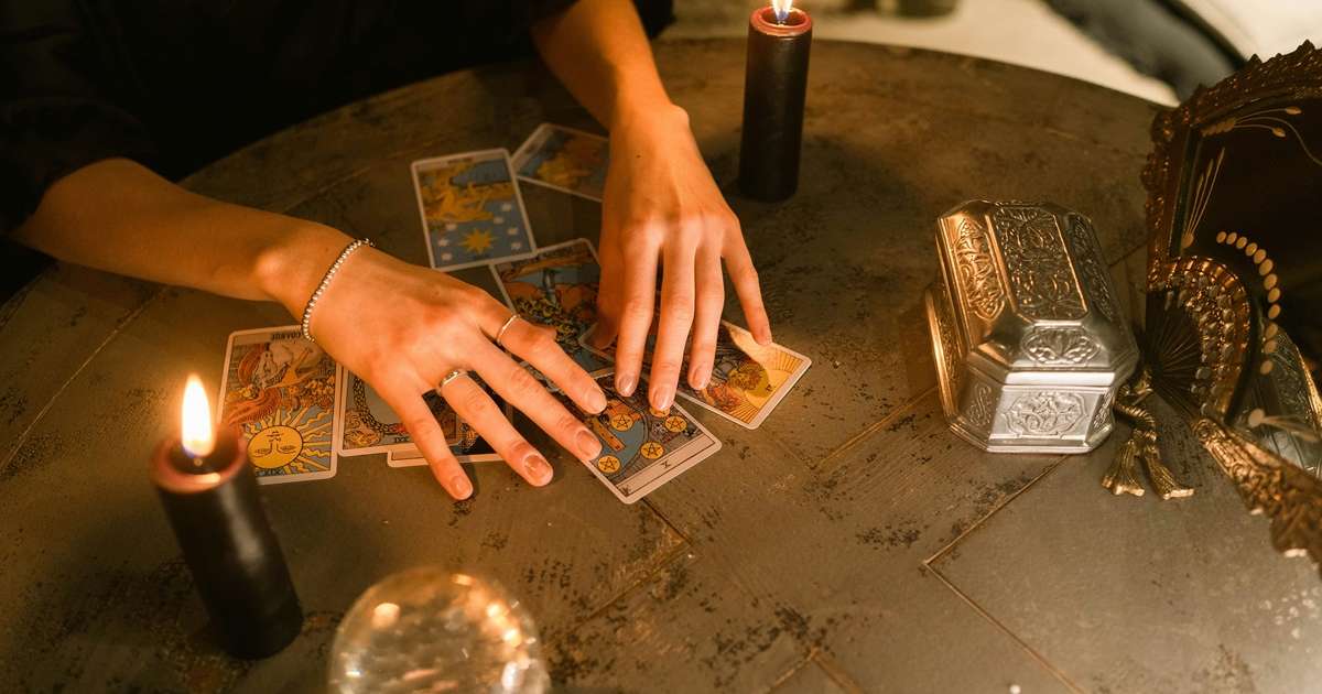 O que é e como consagrar as cartas de Tarot