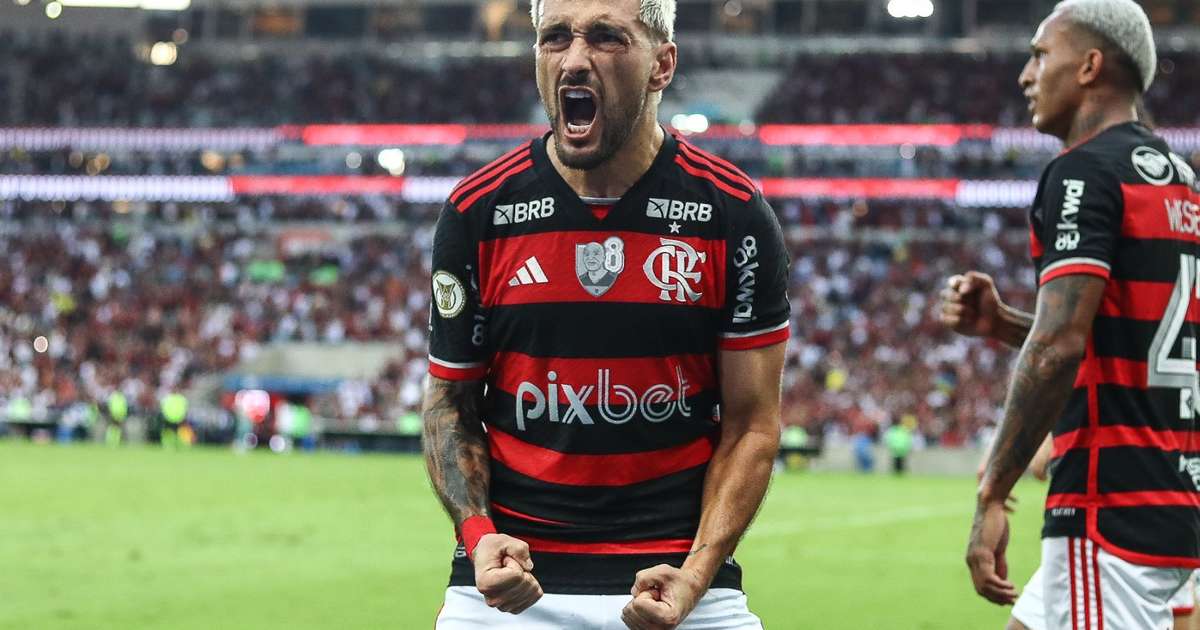 Arrascaeta lamenta gol sofrido nos acréscimos em partida crucial pelo campeonato.