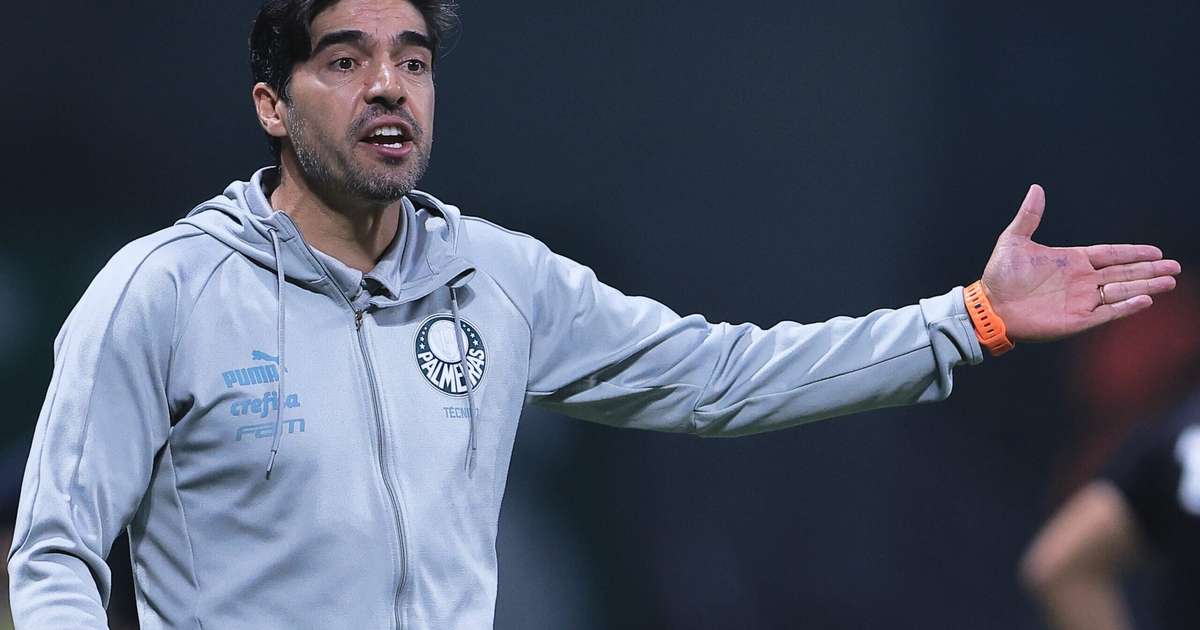 Abel Ferreira critica uso do VAR após empate entre Palmeiras e Flamengo.