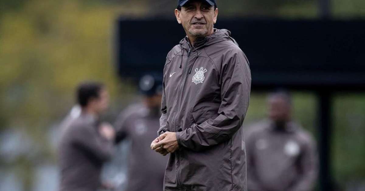 Ramón Díaz aprova desempenho do Corinthians na Sul-Americana, mas destaca necessidade de reforços.