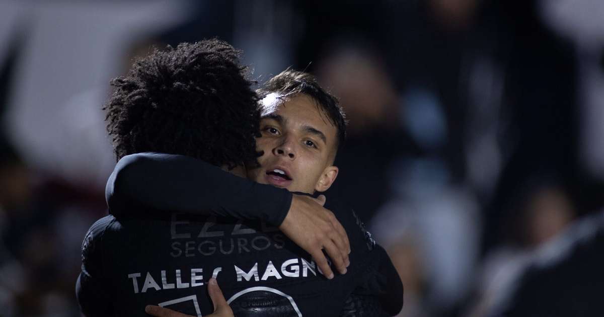 Corinthians domina RB Bragantino e sai na frente por vaga na Sul-Americana.