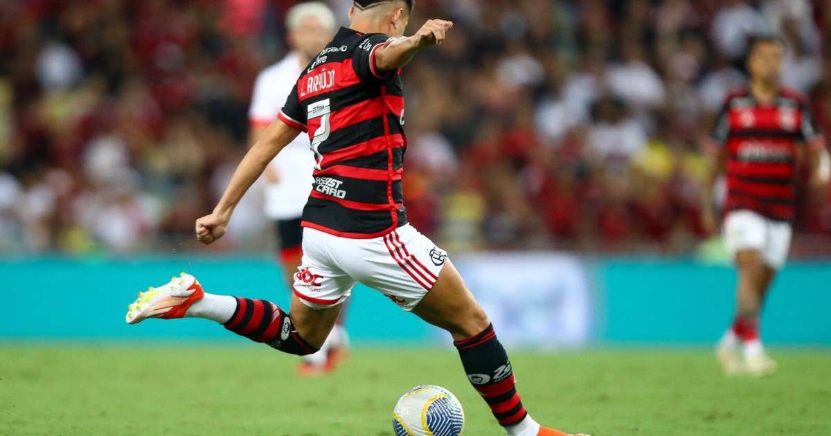 Substituição no Flamengo: Luiz Araújo entra no lugar de Cebolinha lesionado.