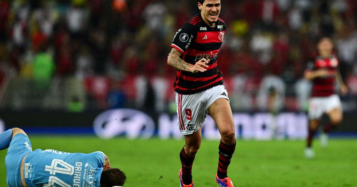 Pedro sente lesão e deixa o campo no primeiro tempo.