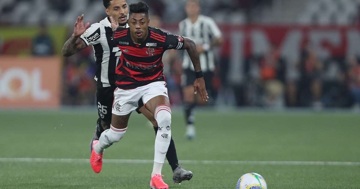 Flamengo sofre goleada do Botafogo e enfrenta desgaste físico em atuações.
