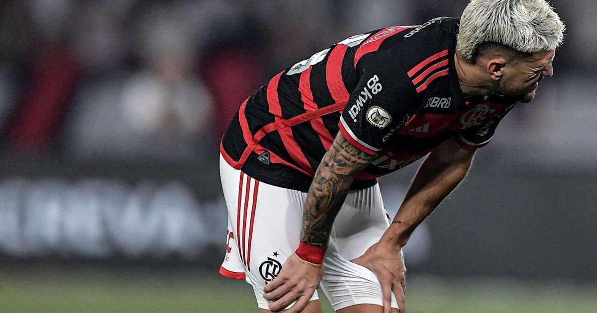 Arrascaeta preocupa Flamengo ao sentir coxa e ser substituído no primeiro tempo