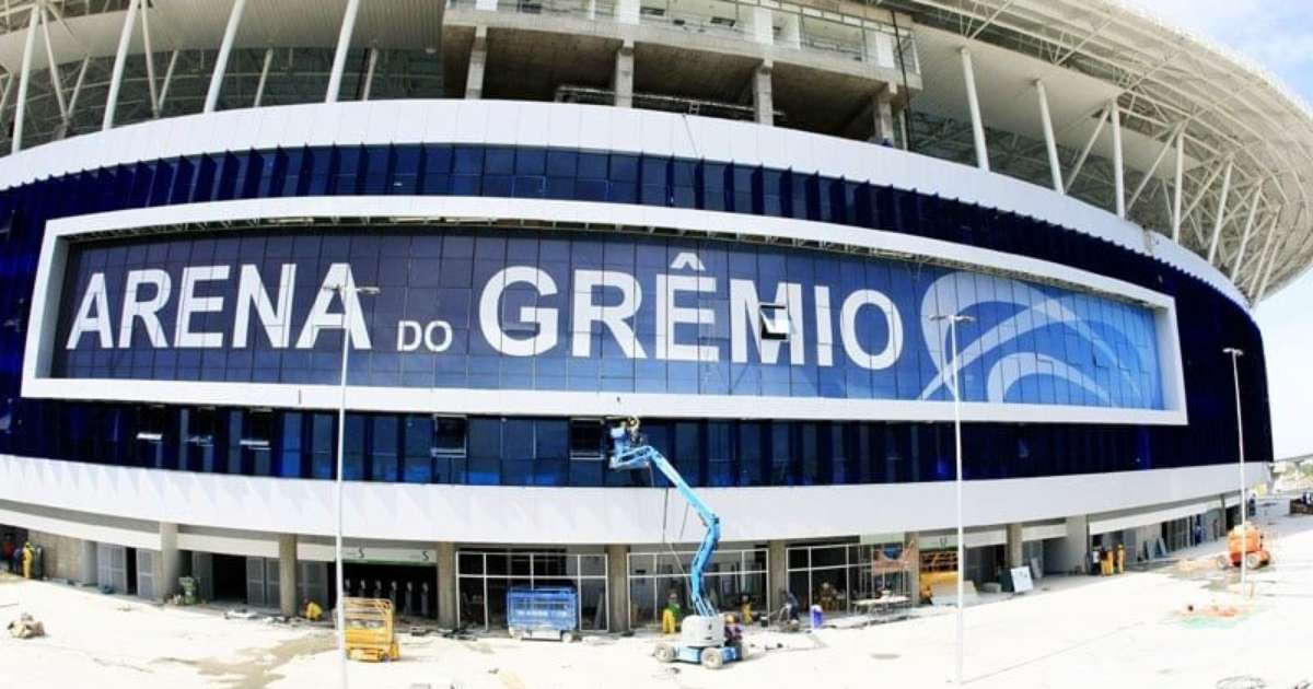 Arena do Grêmio mostra evolução do gramado em preparação para retorno.