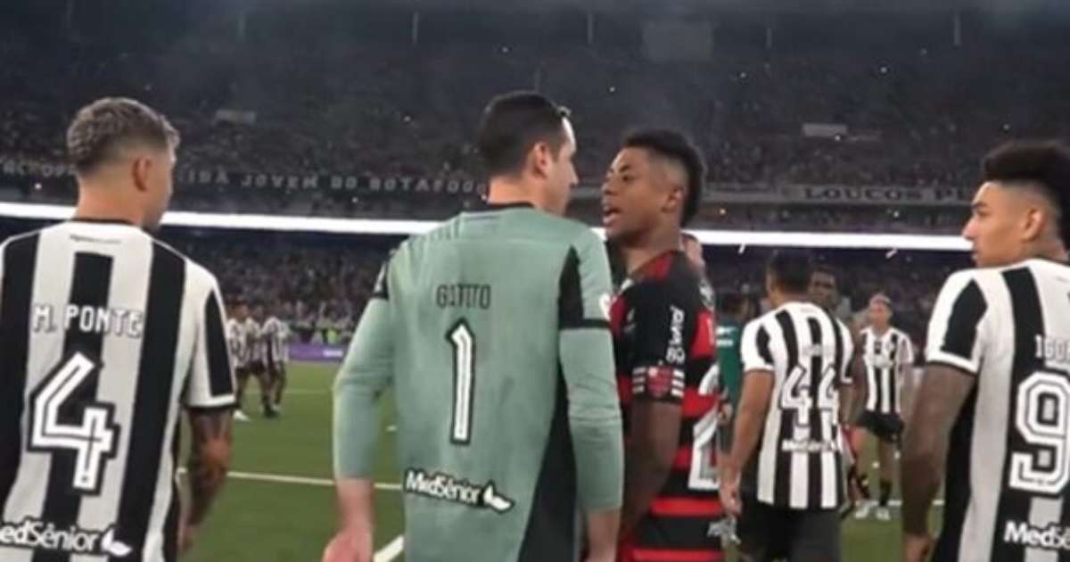 Bruno Henrique denuncia agressão covarde durante clássico no futebol.
