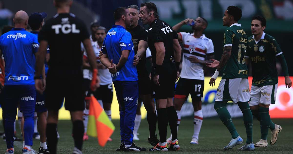 Expulsão de auxiliar de Abel em clássico paulista gera explicação de Claus.