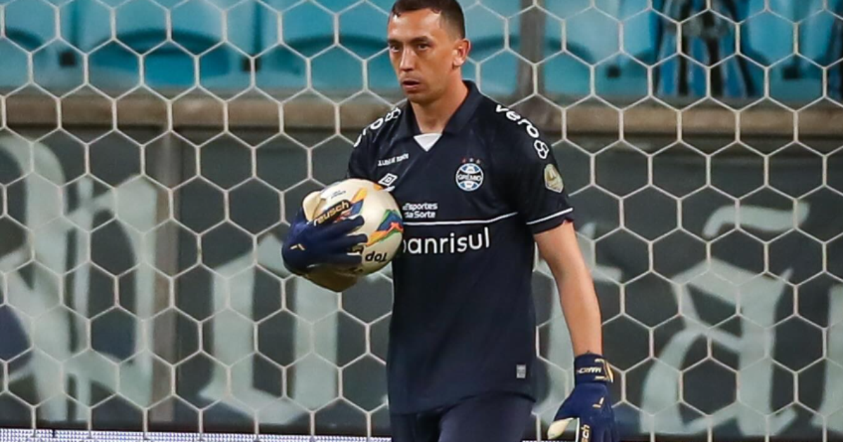 goleiro do grêmio criticado após falha em pênalti de Arias: constrangimento