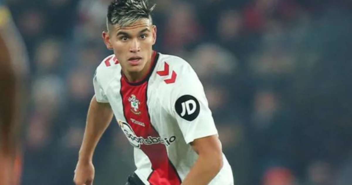 Flamengo pode envolver Vitor Hugo em negociação por meio-campista da Premier League