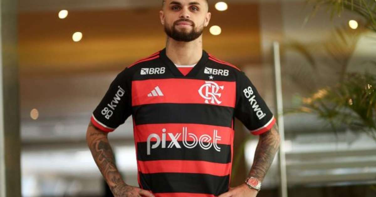 Michael retorna ao Flamengo e é batizado pelos companheiros de time.