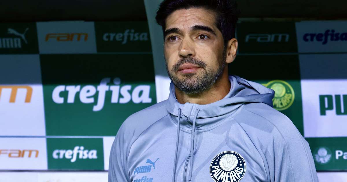 Abel Ferreira segue no comando do Palmeiras mesmo após eliminações recentes.