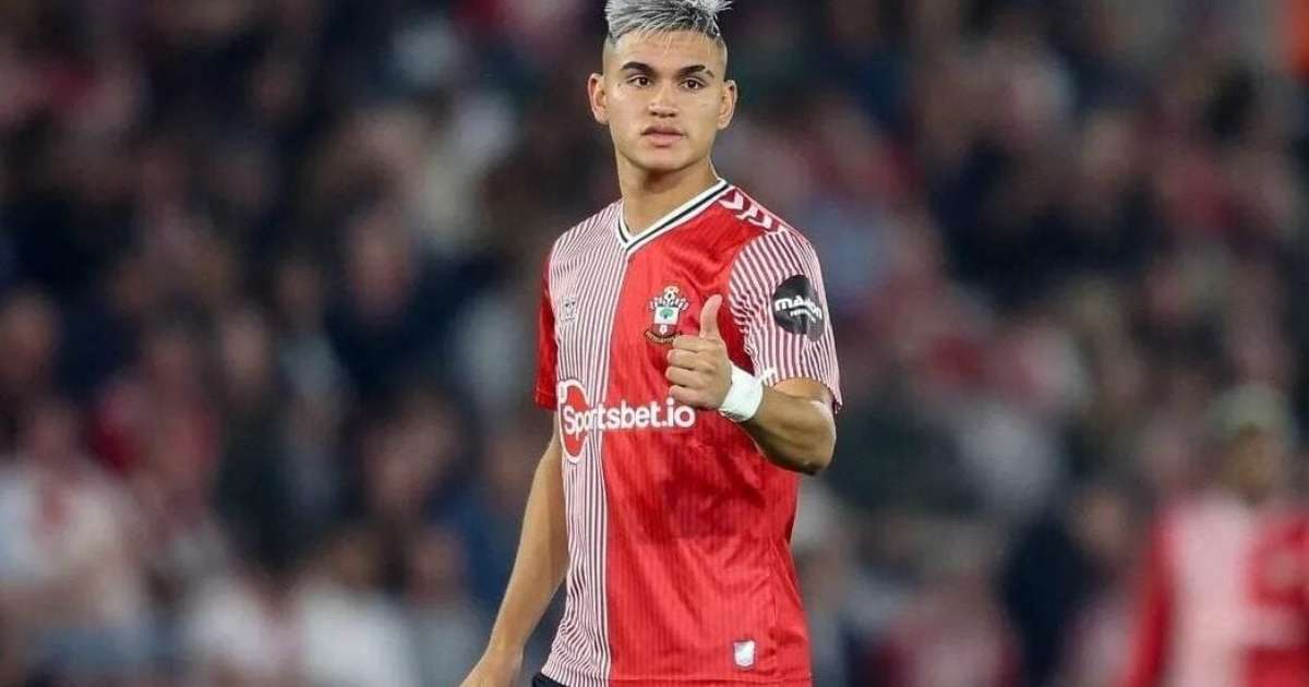 Flamengo negocia com Carlos Alcaraz, do Southampton, revela Braz