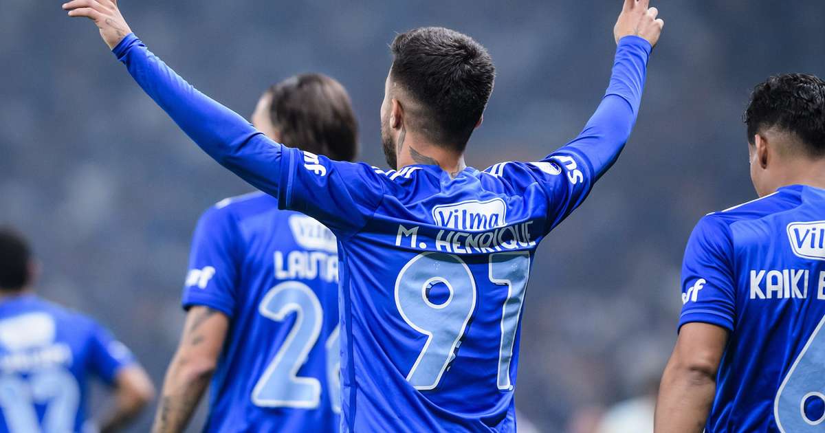 Cruzeiro avança com um jogador a mais e enfrenta dificuldades no Mineirão.