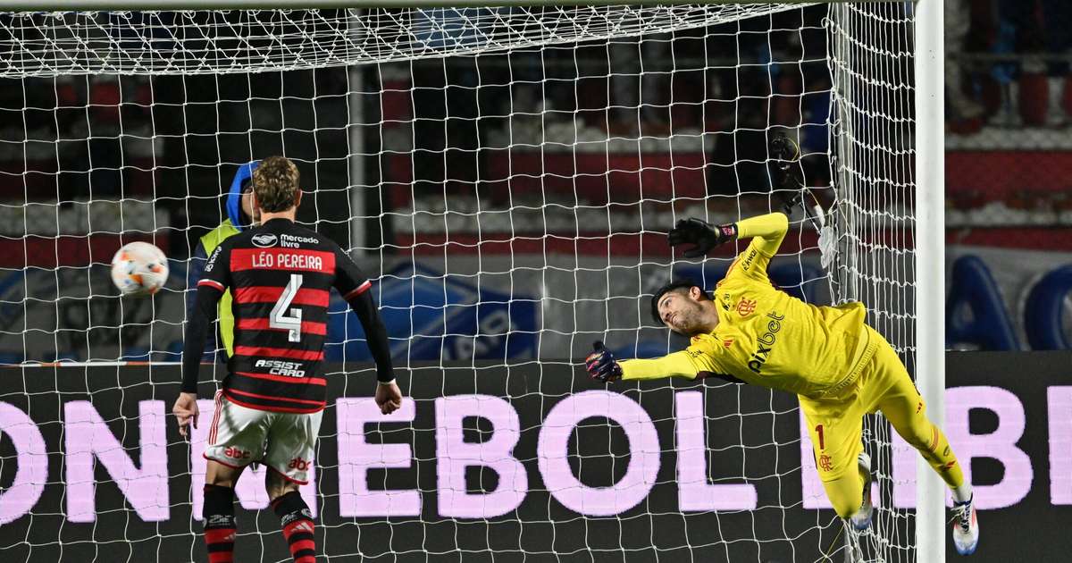 Rossi conduz Flamengo à classificação com recorde na temporada.