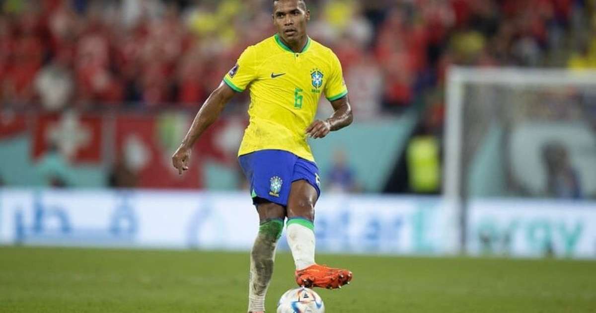 Flamengo propõe contratação de Alex Sandro, ex-Juventus, reforçando time para próxima temporada.