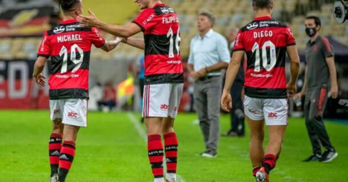 Michael revela habilidade de liderança como treinador em campo ao lado de Filipe Luís.