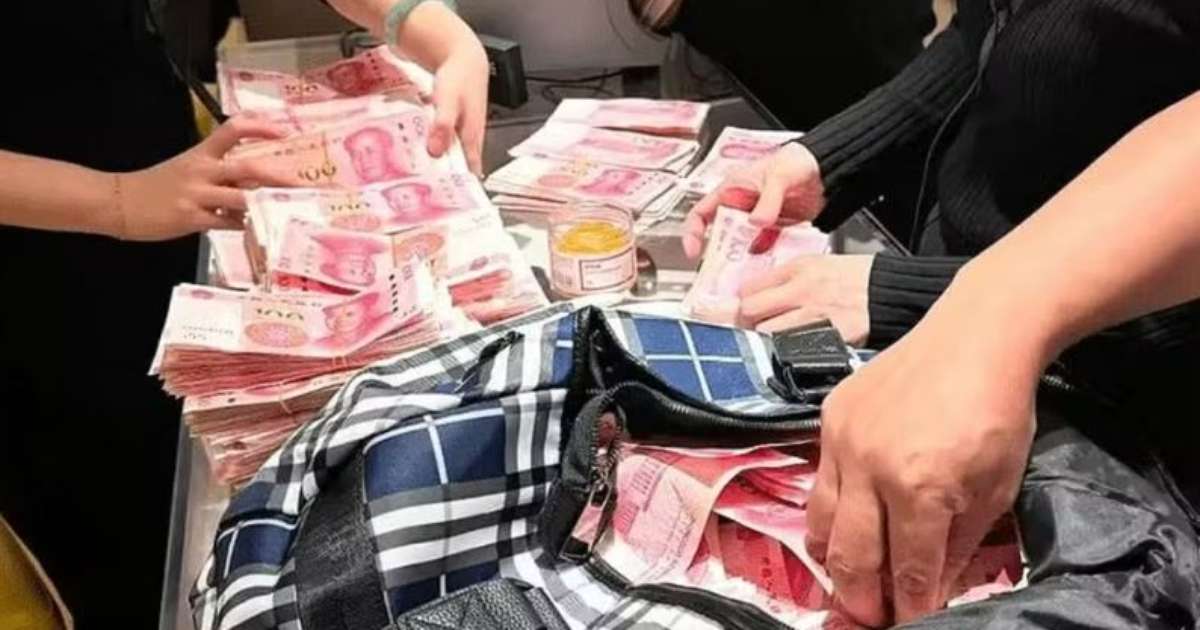 Chinese woman takes revenge on Louis Vuitton salespeople by making them count R6,000 in cash and abandon purchase