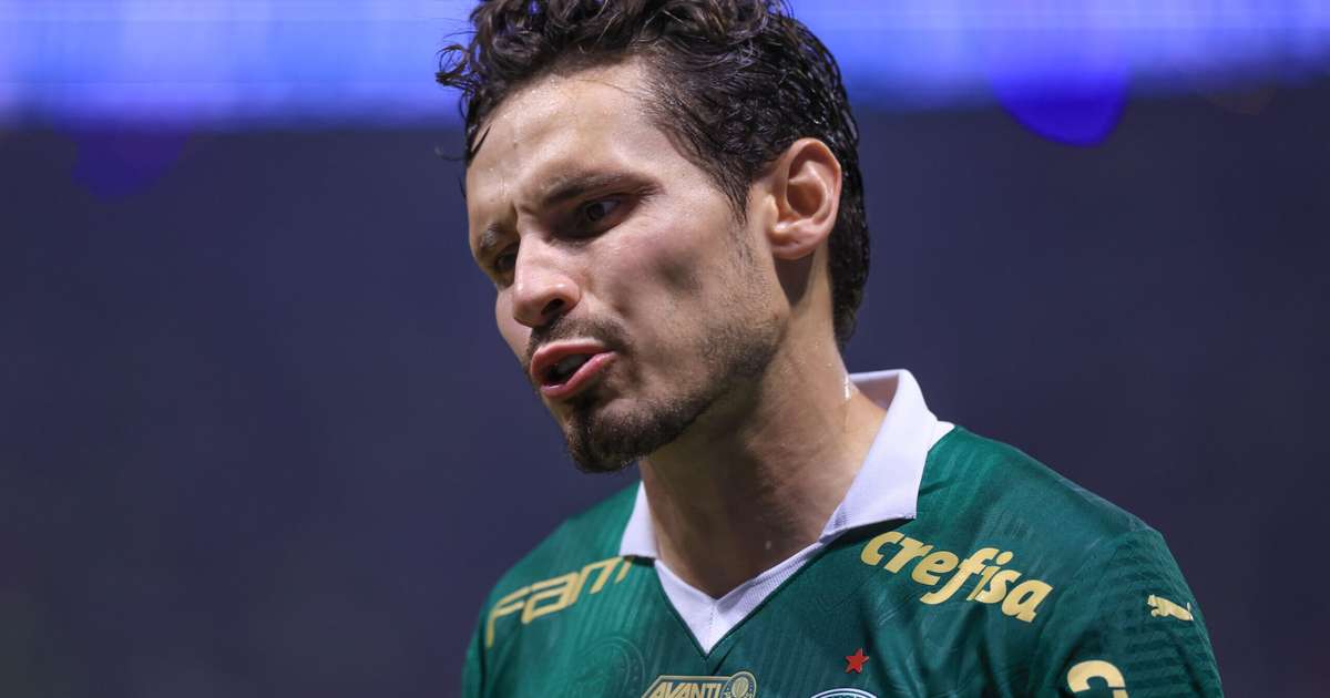 Raphael Veiga escapa de suspensão e aguarda definição sobre retorno ao Palmeiras.