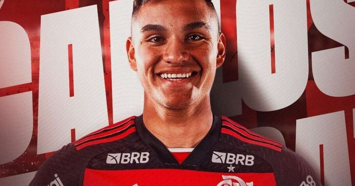Ortiz interage com Alcaraz, novo jogador do Flamengo: clima descontraído no time.