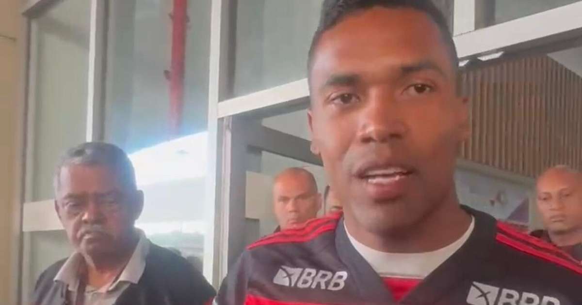 Reforço do Flamengo: Alex Sandro desembarca no Rio de Janeiro