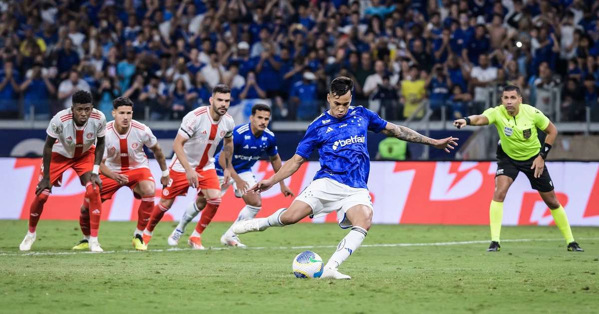 Cruzeiro fecha agosto sem vitórias no Brasileirão: desafio para próximos jogos.