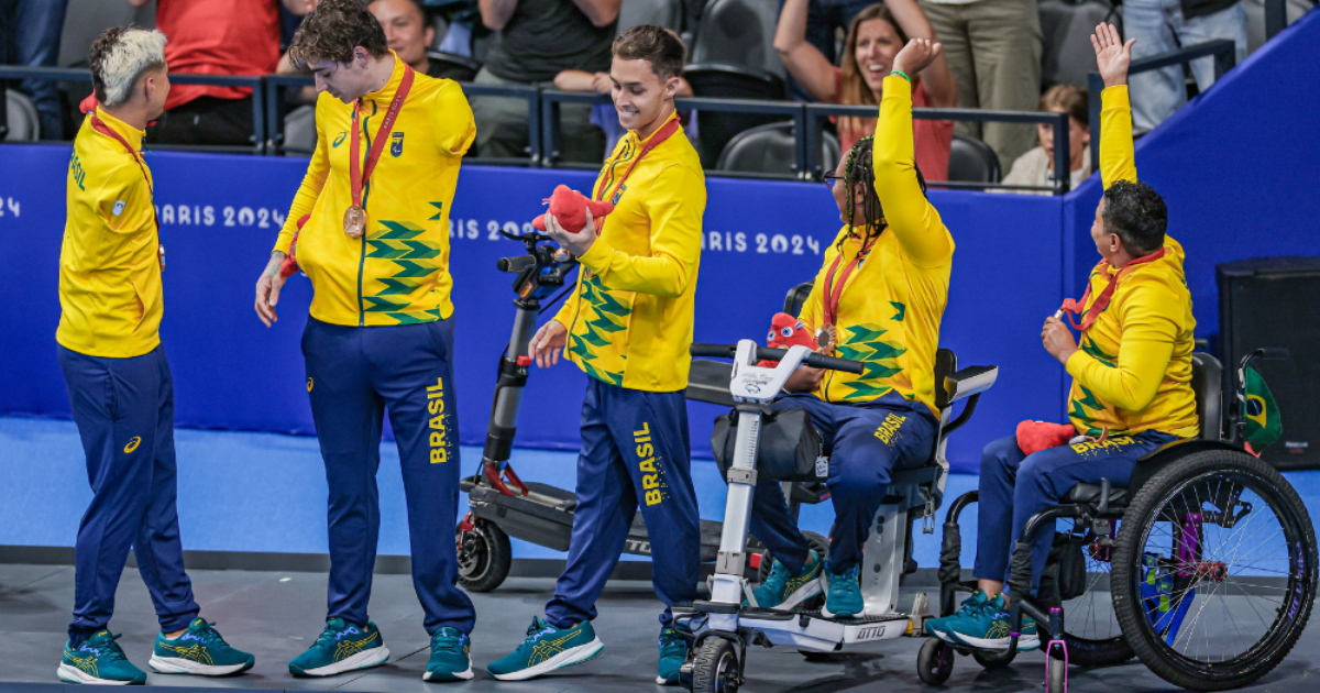 União de "veteranos e calouros" rende bronze no revezamento