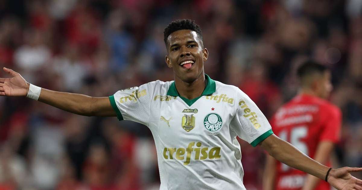 Estêvão destaca-se no Palmeiras sob comando de Dorival Júnior em partida no estádio
