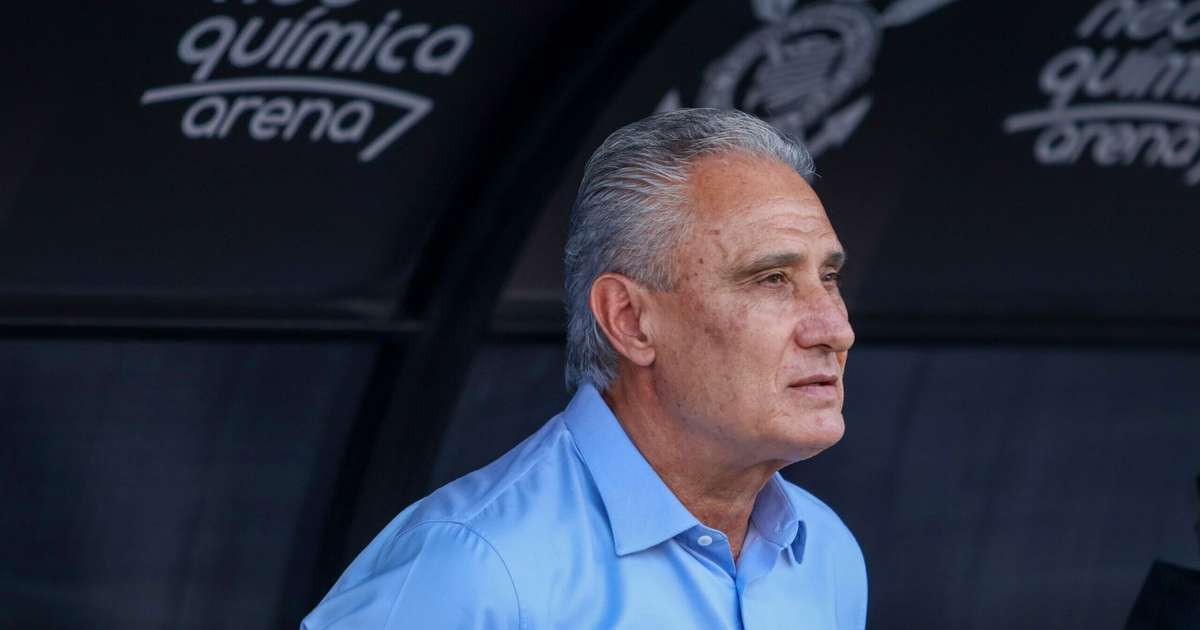 Tite incomodado com xingamentos de torcida do Corinthians durante partida.