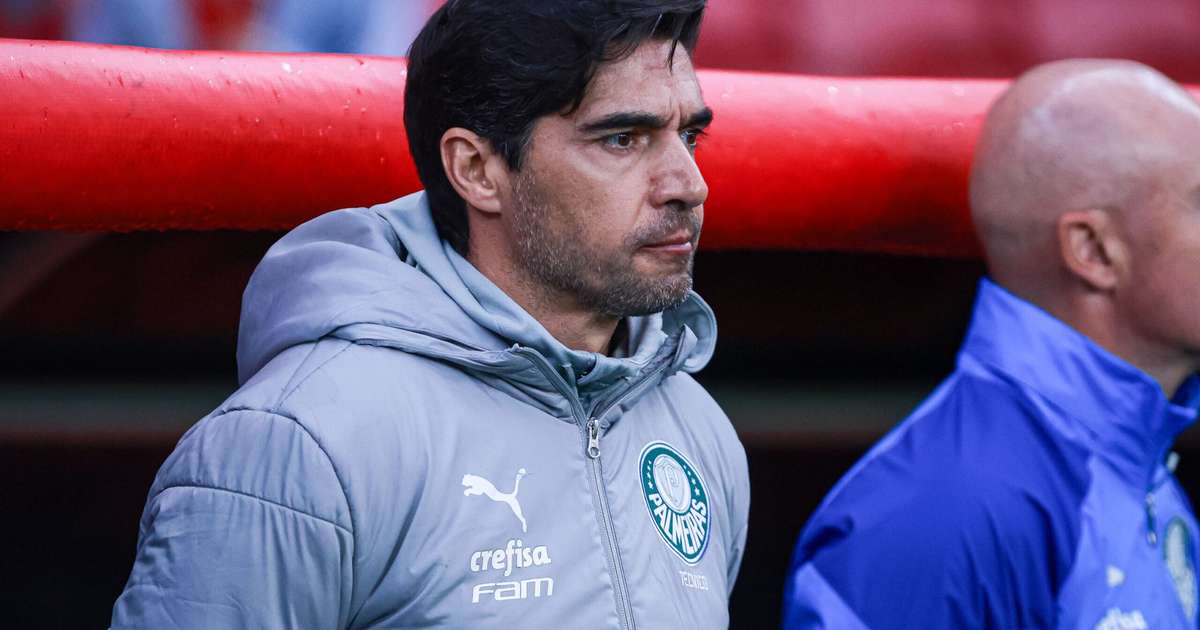 Abel Ferreira do Palmeiras se desculpa por comentário machista durante entrevista.